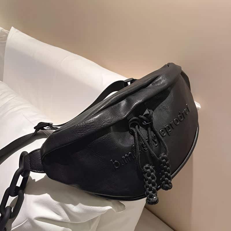 grand sac banane cuir femme vue de près