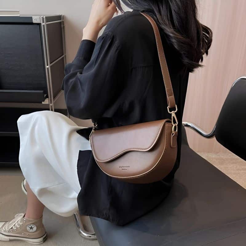 sac à main banane pour femme couleur marron porté à l'épaule de dos