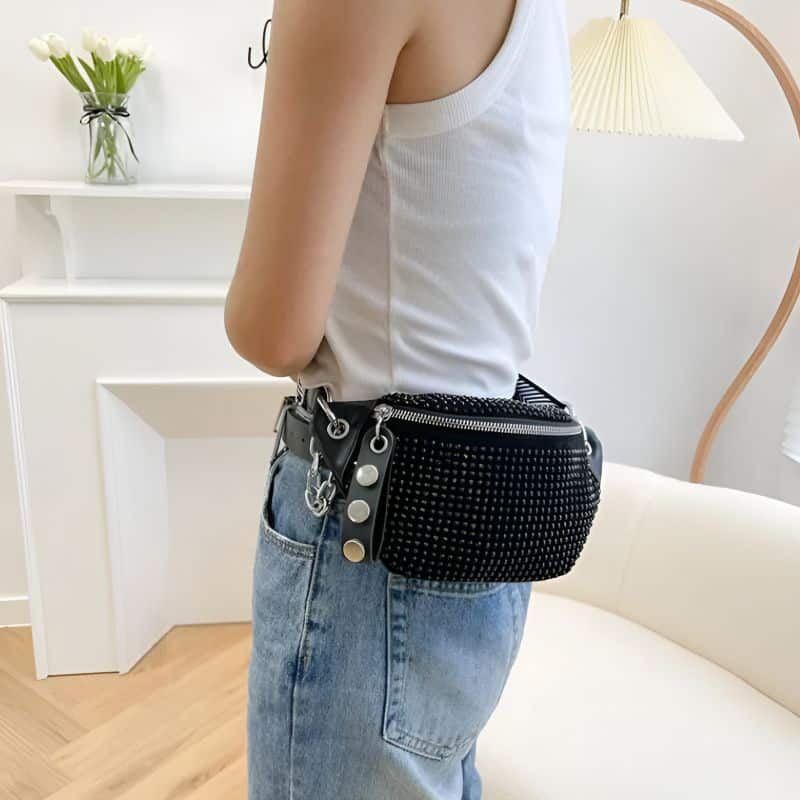 sac banane pour femme en cuir brillant porté à la ceinture