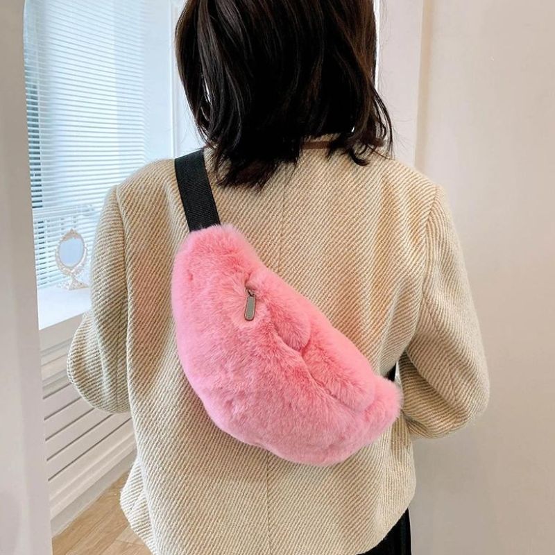 sac banane fourrure rose bandoulière au dos