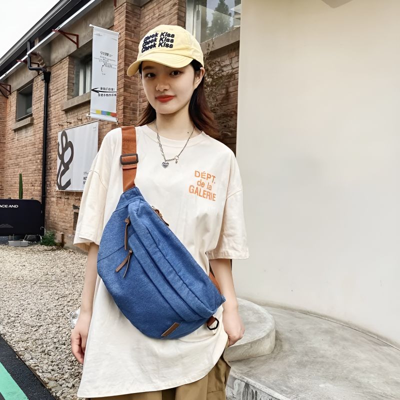 sac banane en jean porté en bandoulière