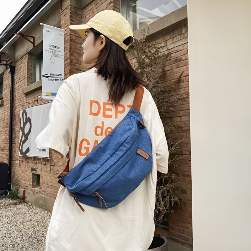 sac banane en jean porté en bandoulière au dos