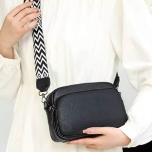 sac banane à la mode porté en bandoulière