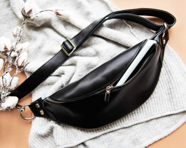 sac banane noir avec un pull