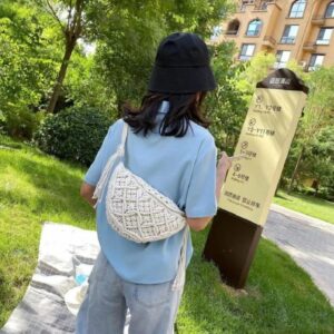 sac banane en osier bandoulière au dos