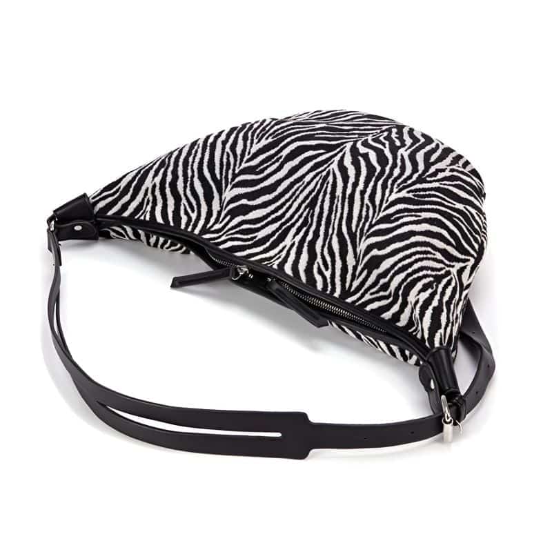 sac banane zebre couchée