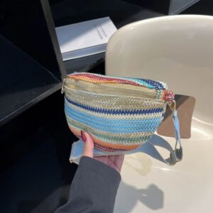 sac banane multicolore bleu en main