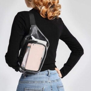sac banane transparent porté à l'épaule