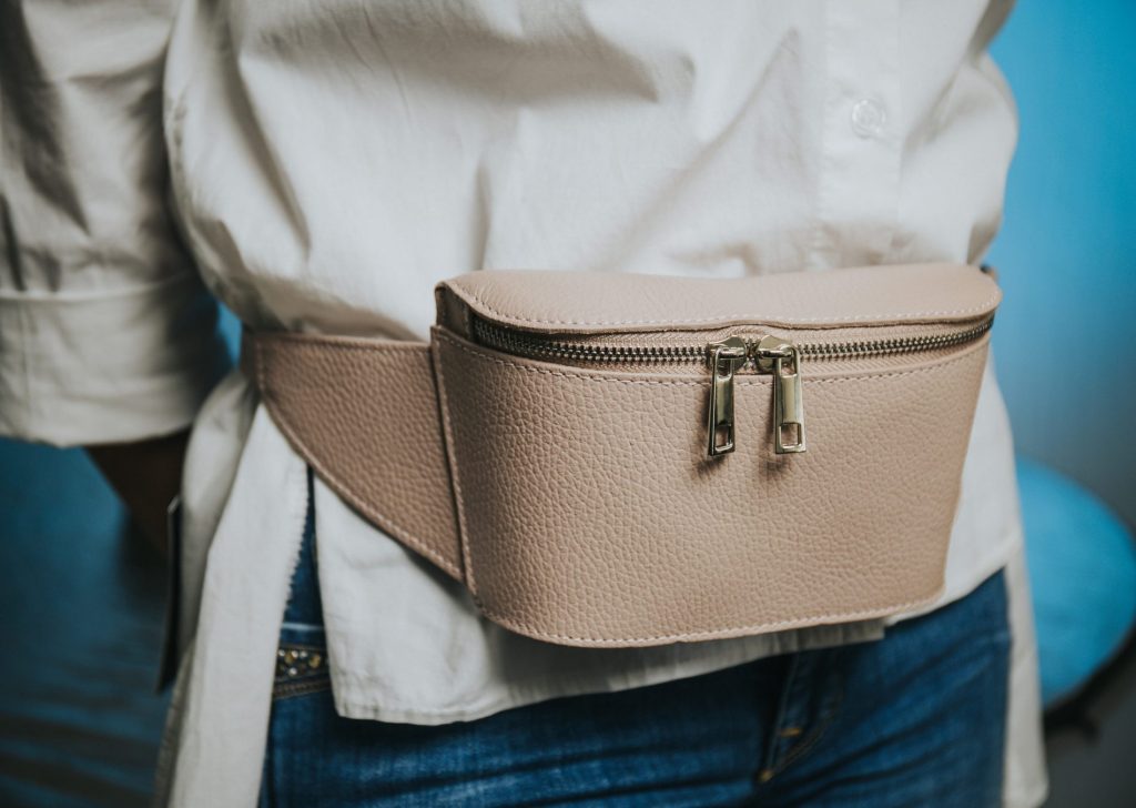 Sac banane en cuir autour de la taille