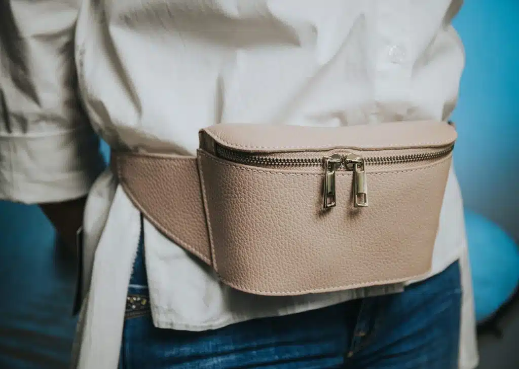 Sac banane en cuir autour de la taille