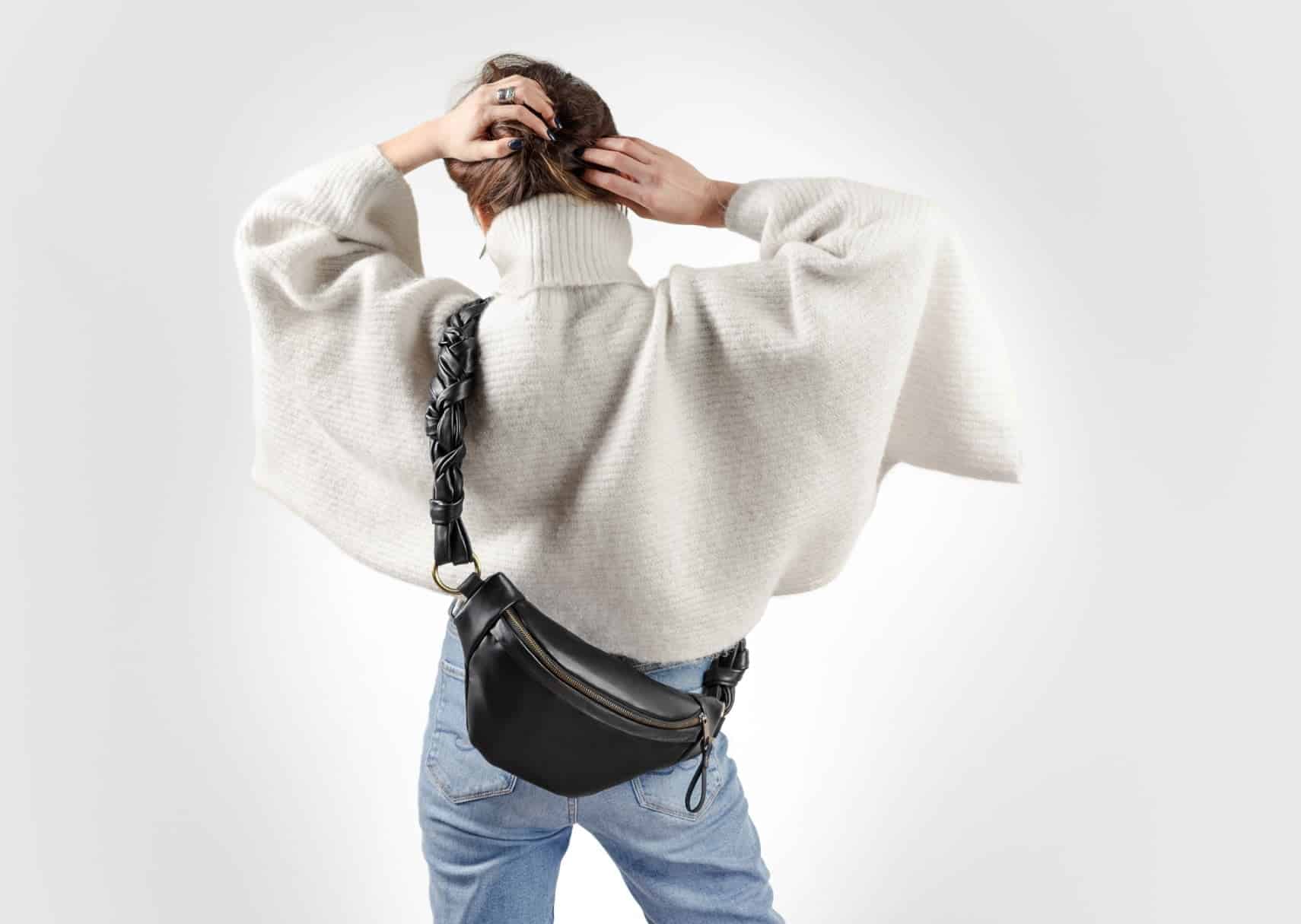 Sac banane en cuir dans le dos