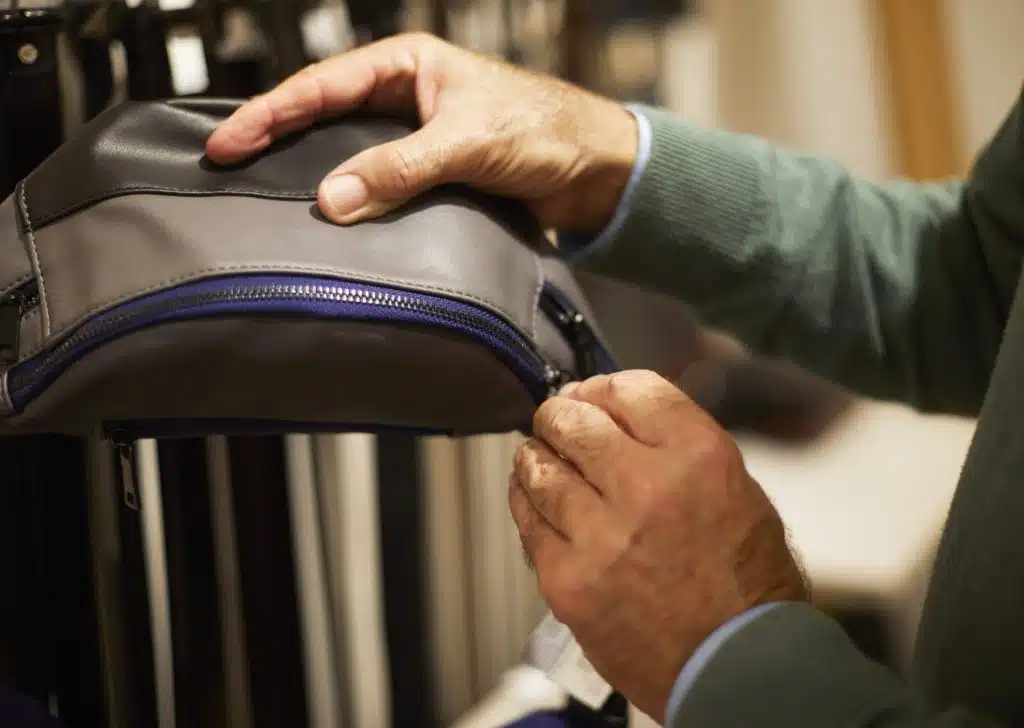 sac banane cuir tenu par un homme